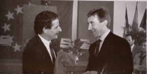 El alcalde de Ramonville, Pierre Cohen entrega la llave de su ciudad al alcalde de Zuera, Javier Puyuelo